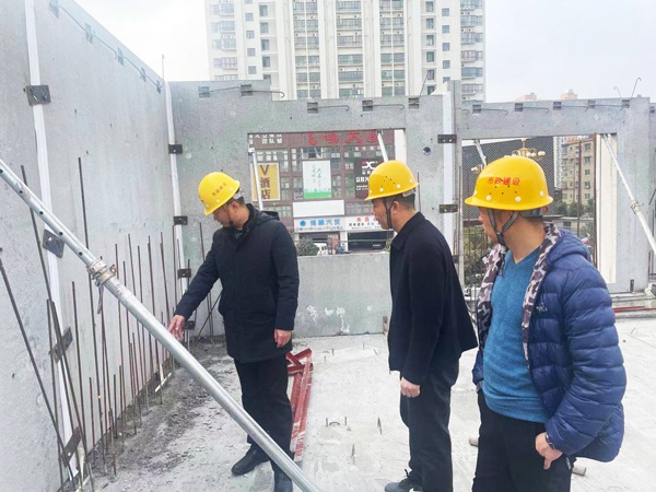 南昌市政建設集團黨委副書記總經理王海龍前往桃花南路安置房項目檢查指導1.jpg