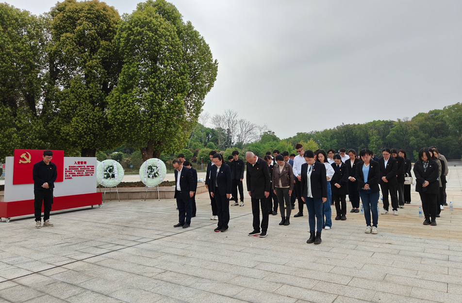 南昌市政建設集團前往南昌市革命烈士陵園開展四月主題黨日祭掃活動